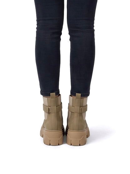 Suela track dentada de los botines Ilse Arena, vista posterior